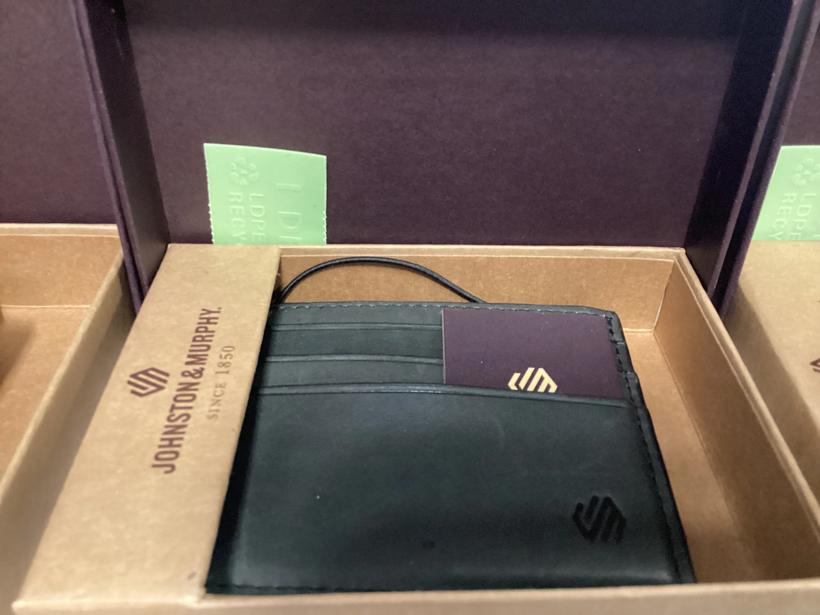 04611724 Weekender Wallet black by Johnston & Murphy