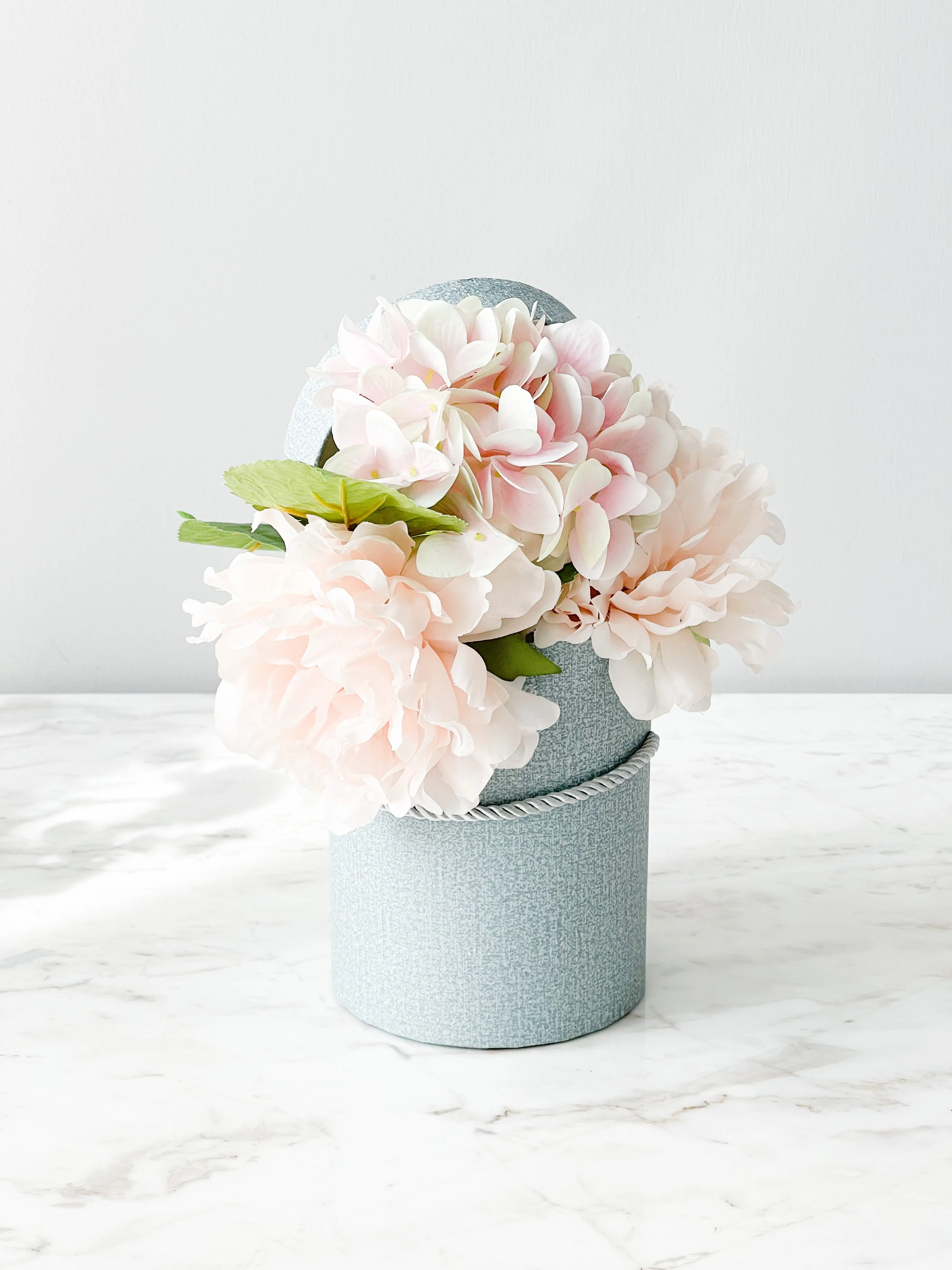 Colored Round Flower Box With Rope And Lid