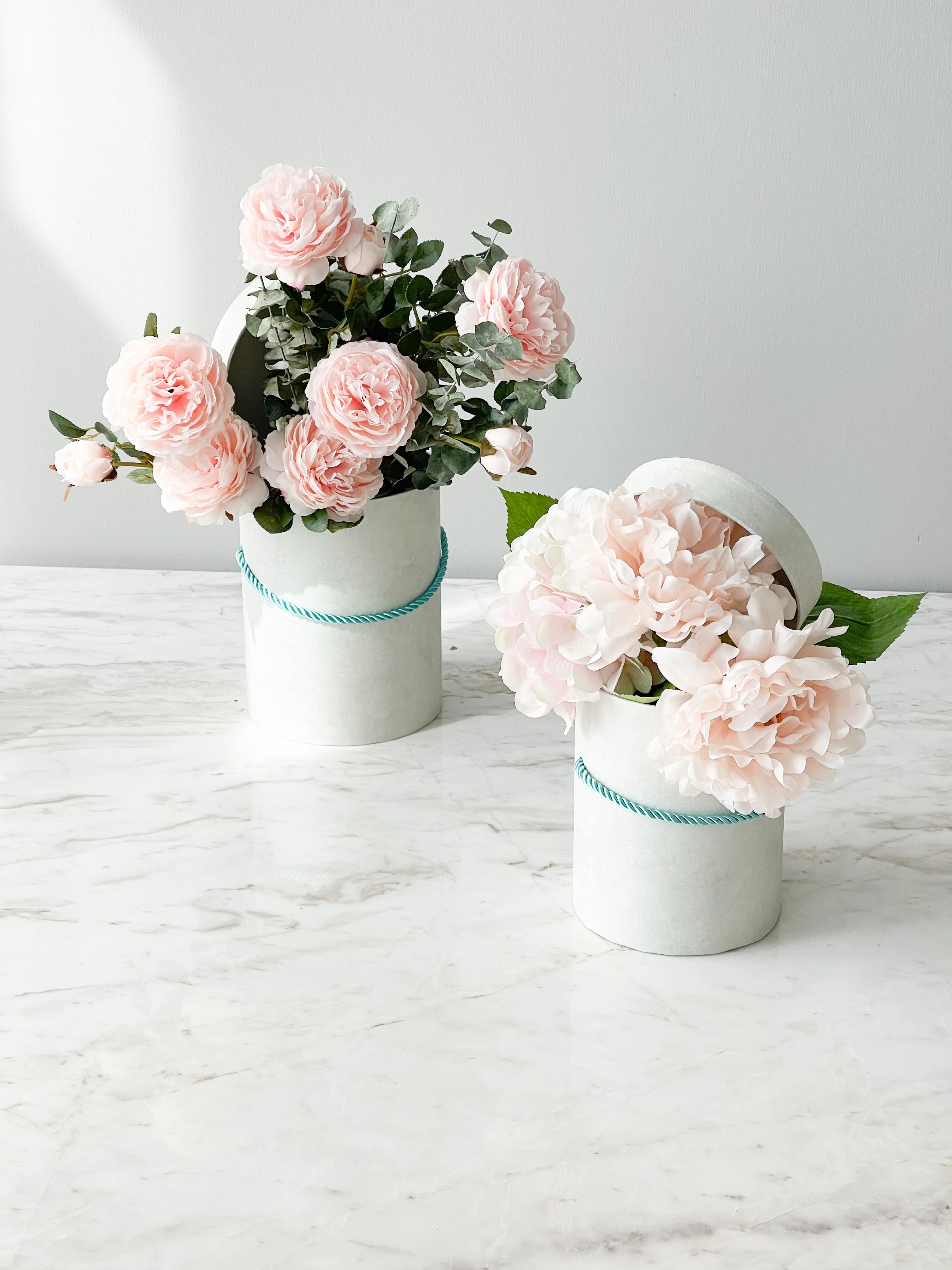 Colored Round Flower Box With Rope And Lid