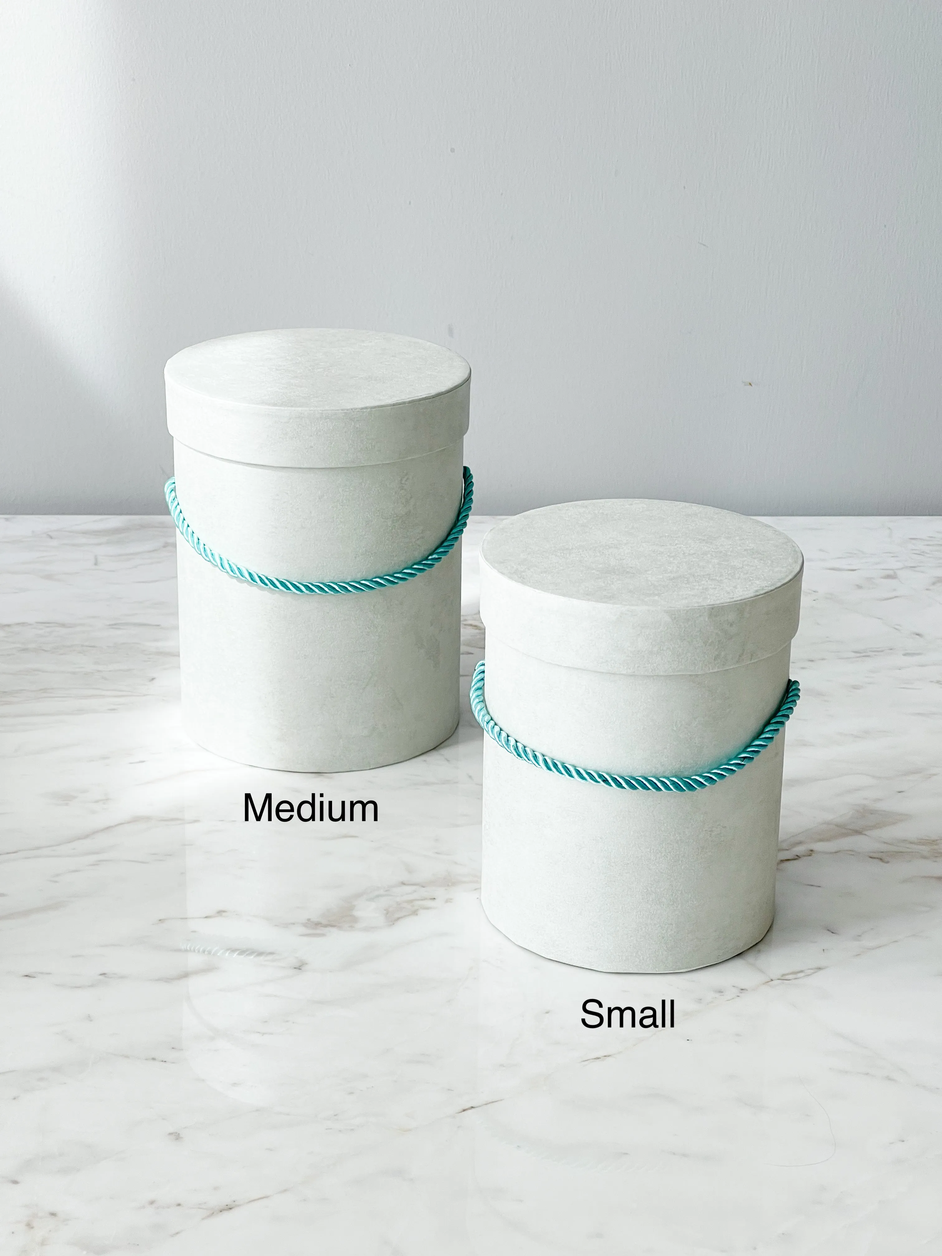 Colored Round Flower Box With Rope And Lid