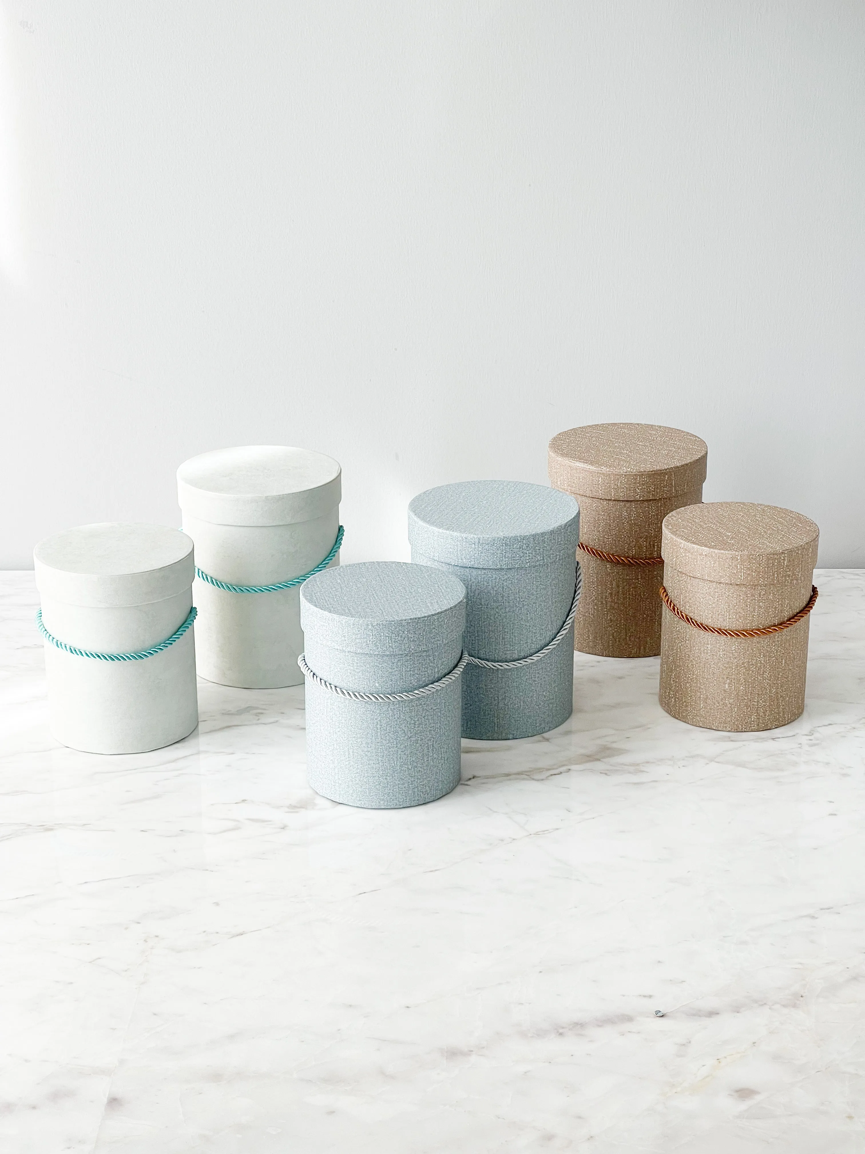 Colored Round Flower Box With Rope And Lid