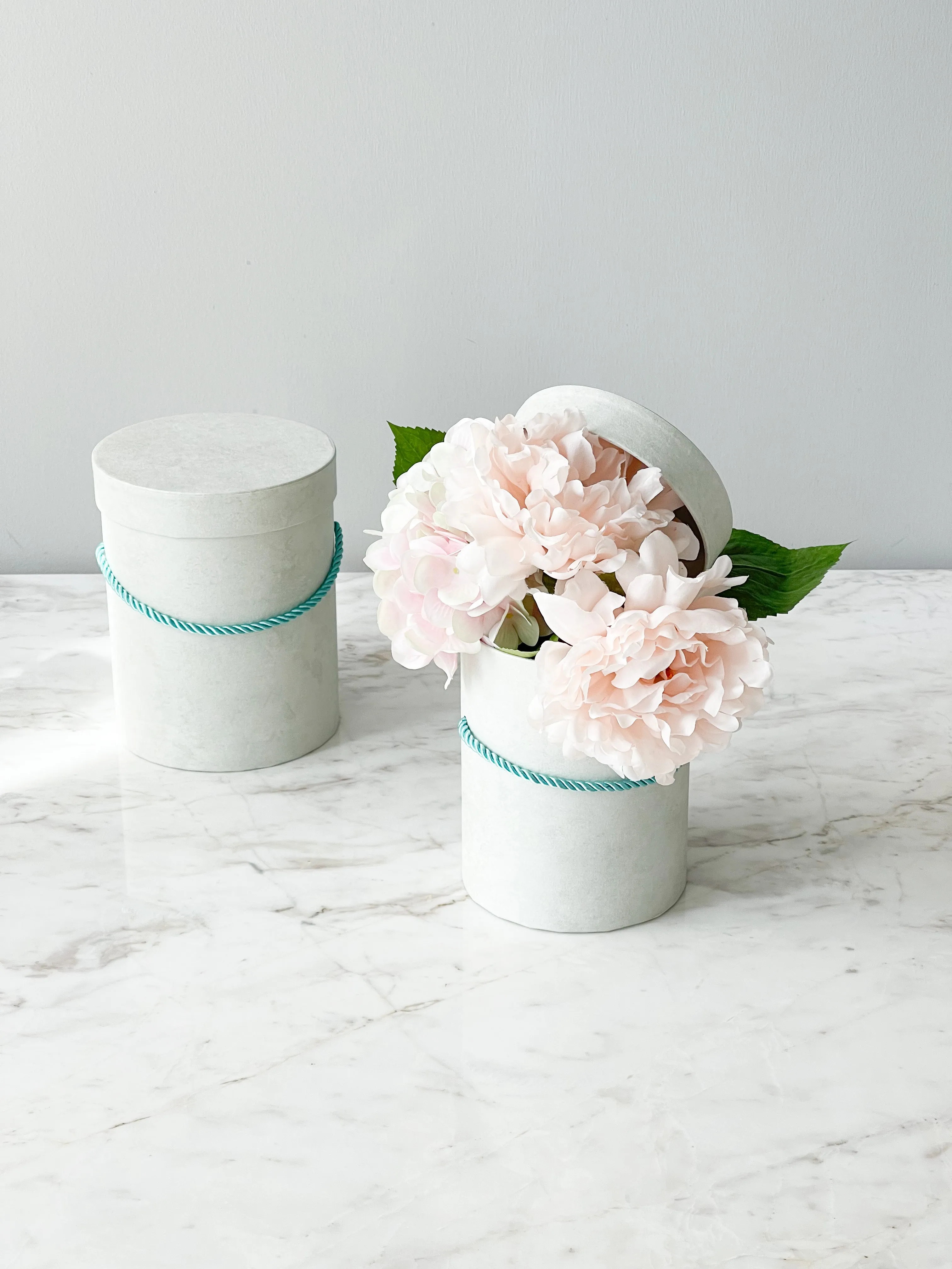 Colored Round Flower Box With Rope And Lid