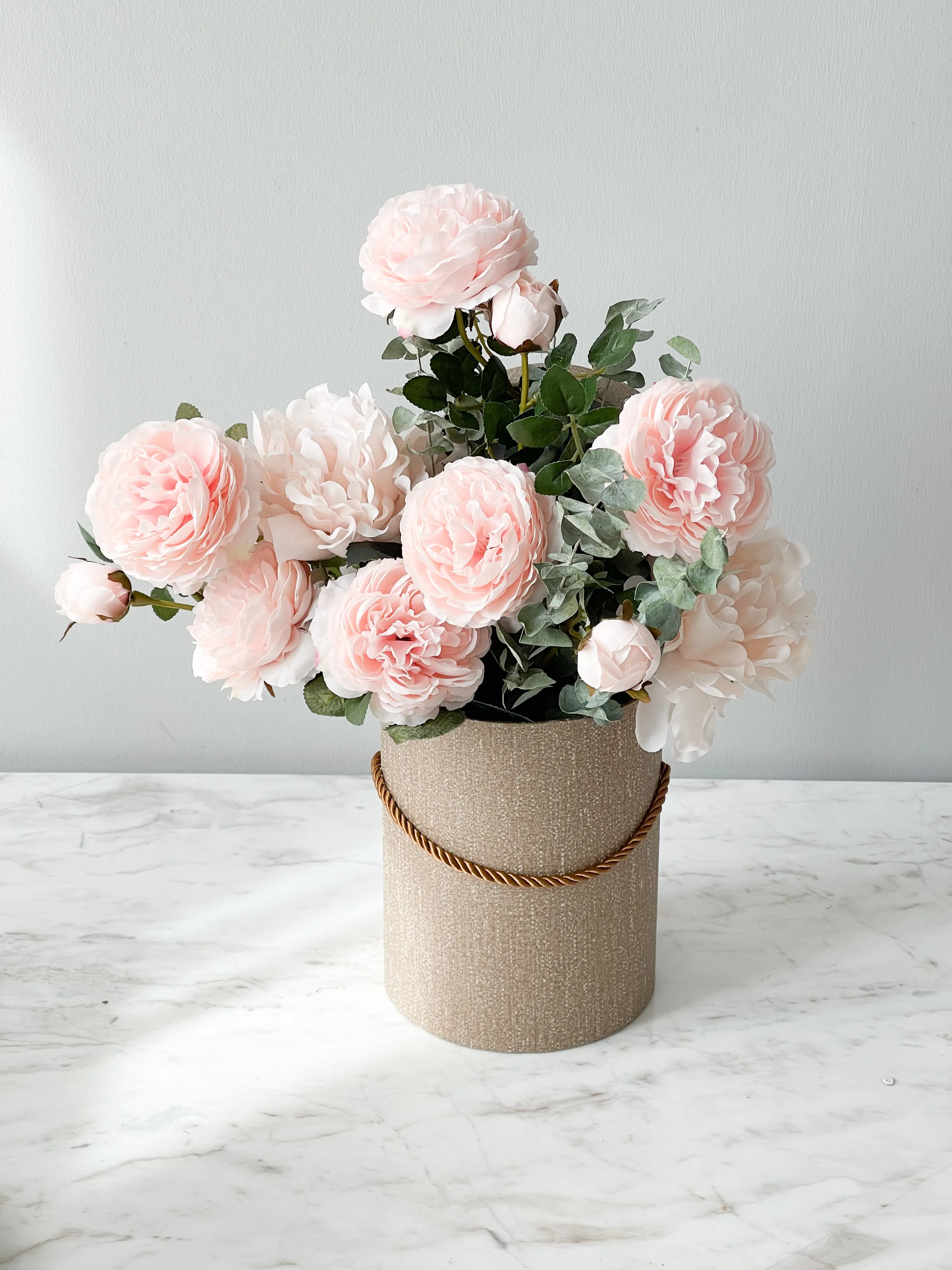 Colored Round Flower Box With Rope And Lid
