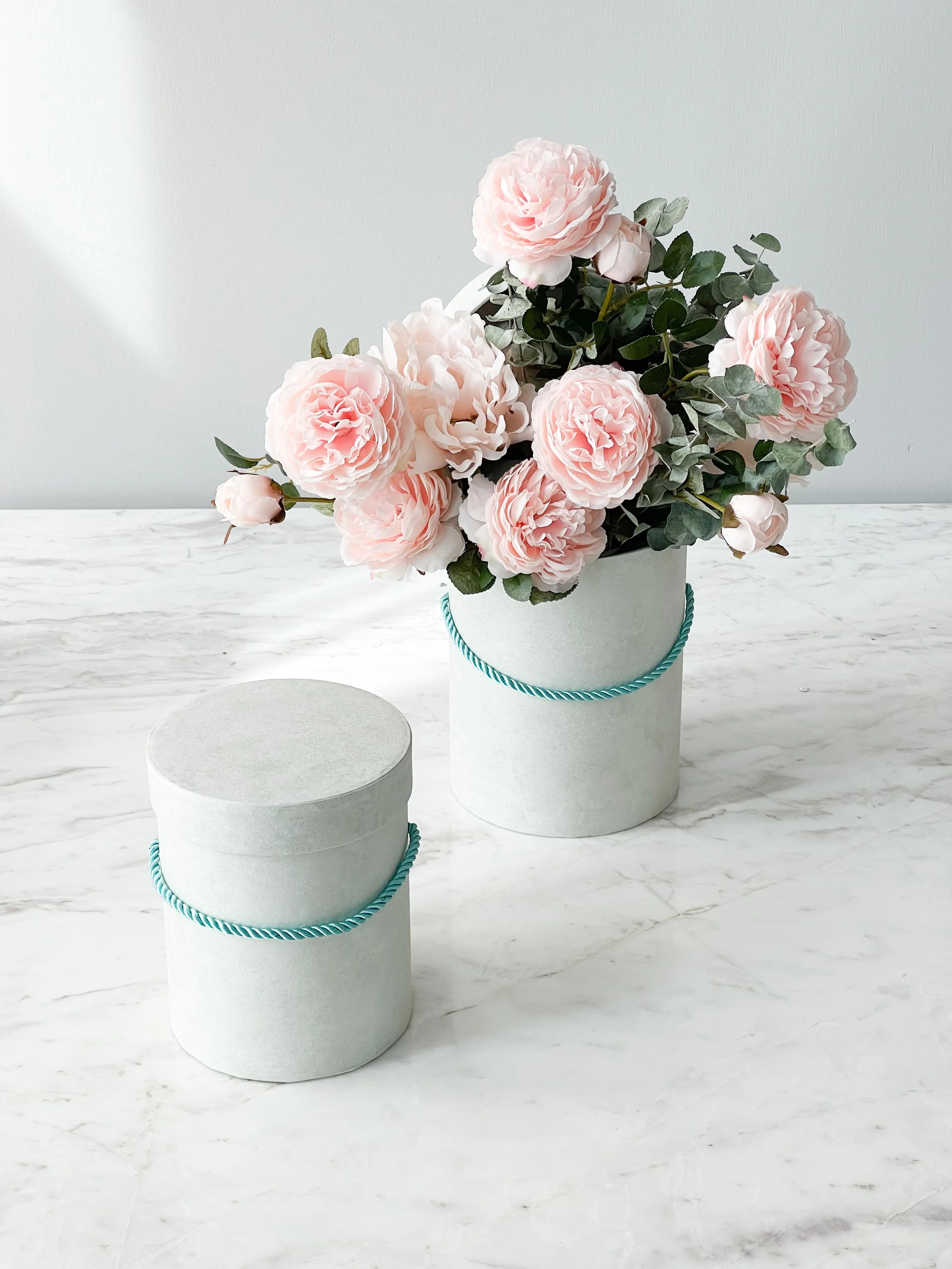 Colored Round Flower Box With Rope And Lid