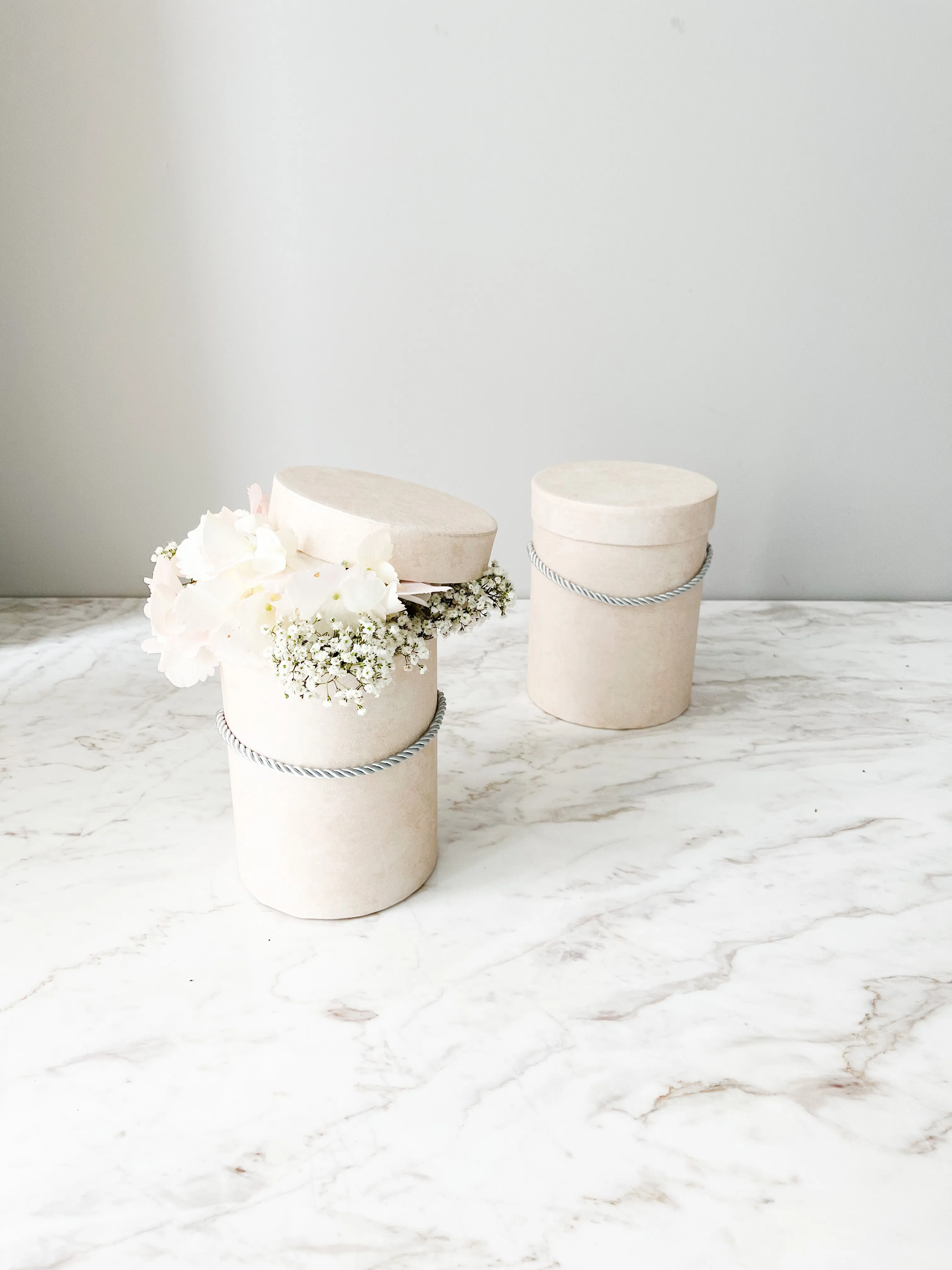 Colored Round Flower Box With Rope And Lid