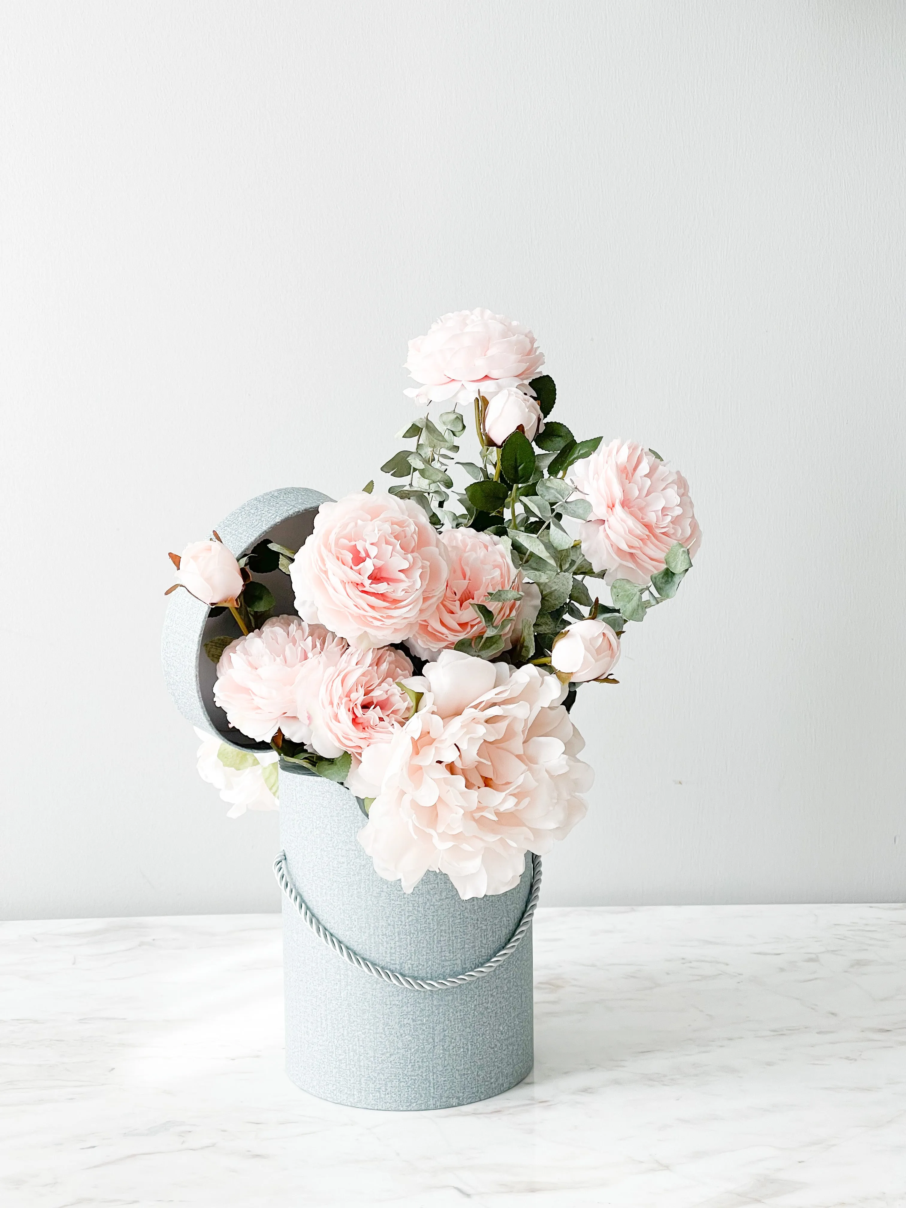 Colored Round Flower Box With Rope And Lid