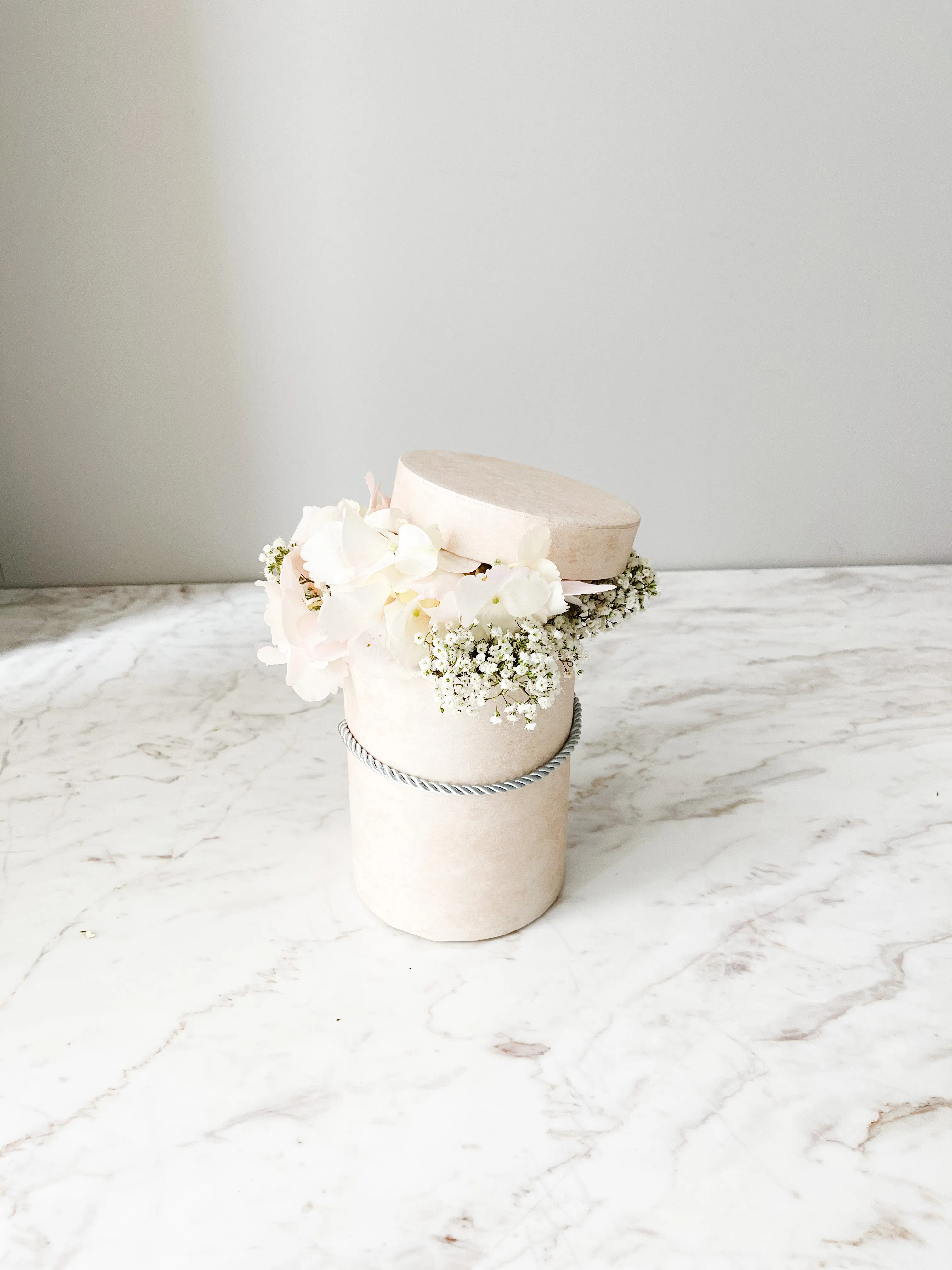 Colored Round Flower Box With Rope And Lid