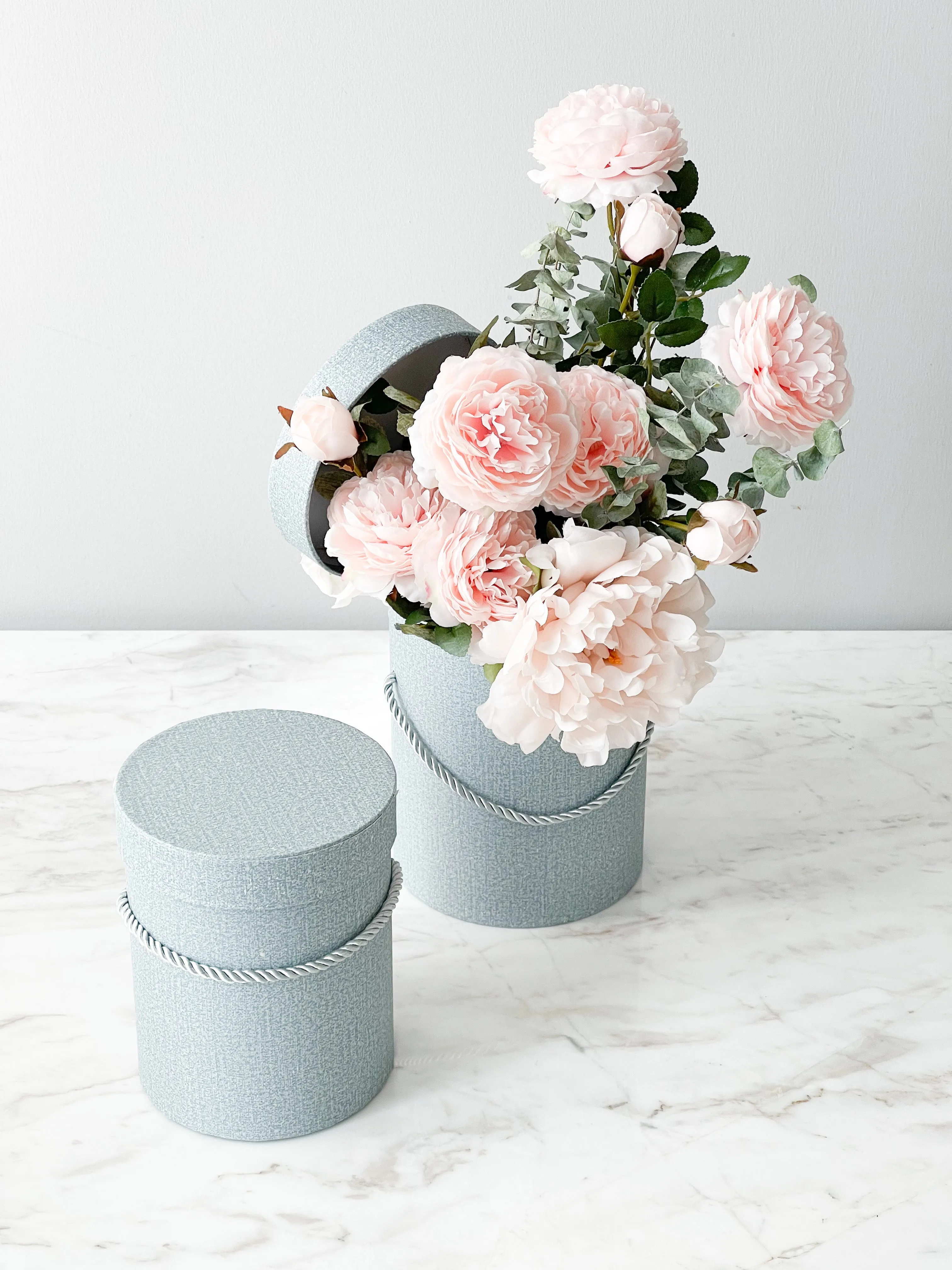 Colored Round Flower Box With Rope And Lid