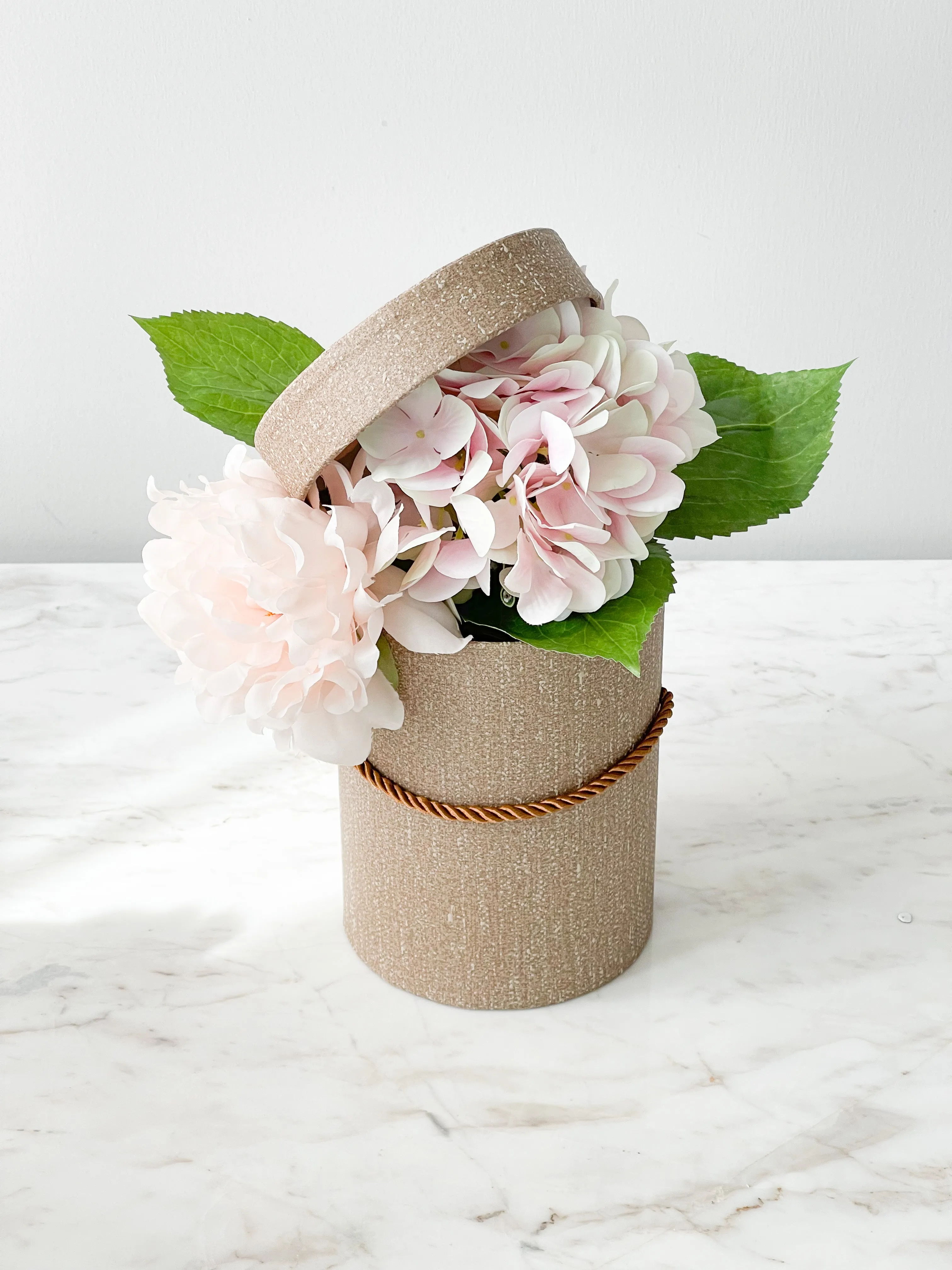 Colored Round Flower Box With Rope And Lid