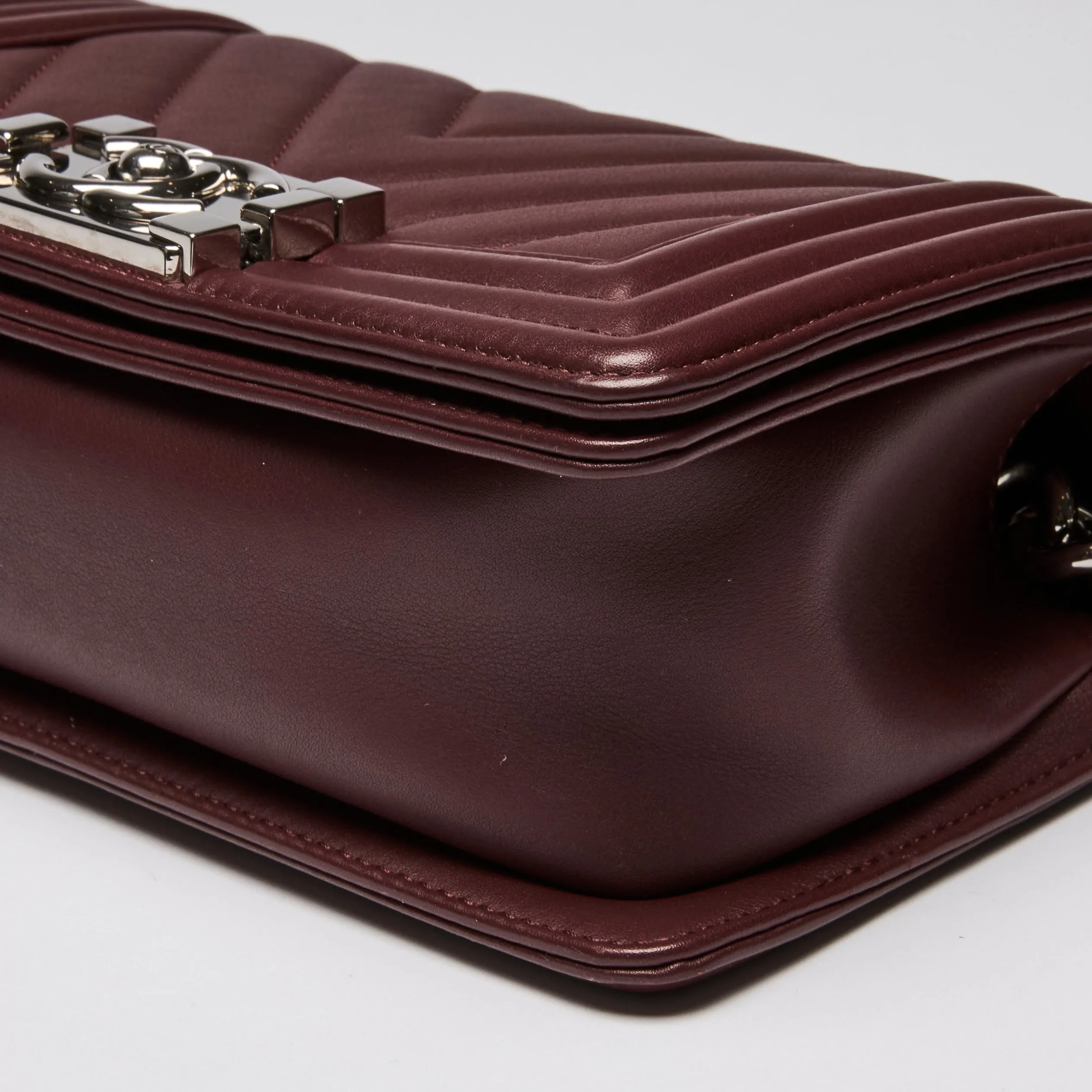 Pre-Loved Chanel ™ Chevron Small Boy Bag in Burgundy